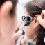 Skutki nieleczonego niedosluchu – przed czym moze ustrzec Cie noszenie aparatu sluchowego